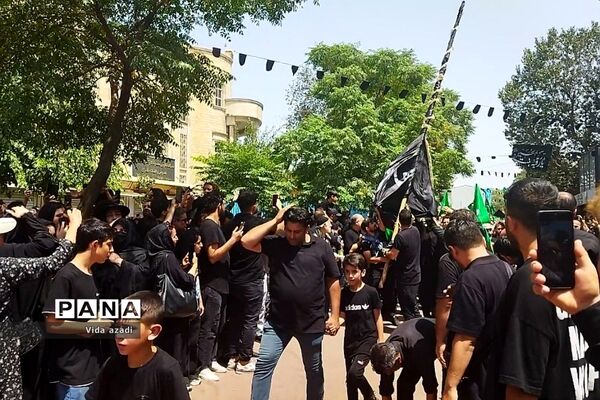 عزاداری مسجد کربلایی‌ها در محله بازار بزرگ‌ تهران در روز عاشورا