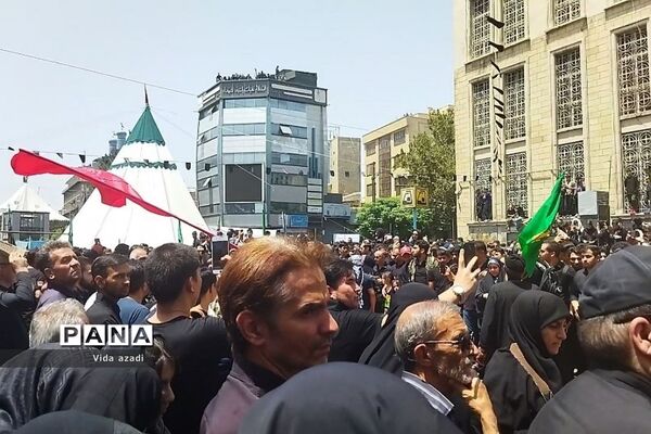 عزاداری مسجد کربلایی‌ها در محله بازار بزرگ‌ تهران در روز عاشورا