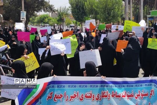 تجمع زنان شهرستان قرچک مقابل مصلی نمازجمعه در اعتراض به وضعیت حجاب