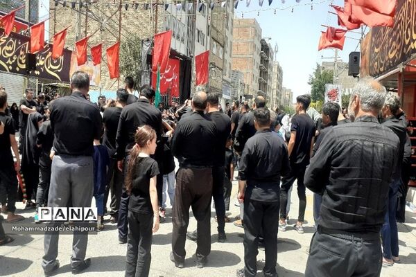 سوگواری مردم بهارستانی در روز عاشورای حسینی