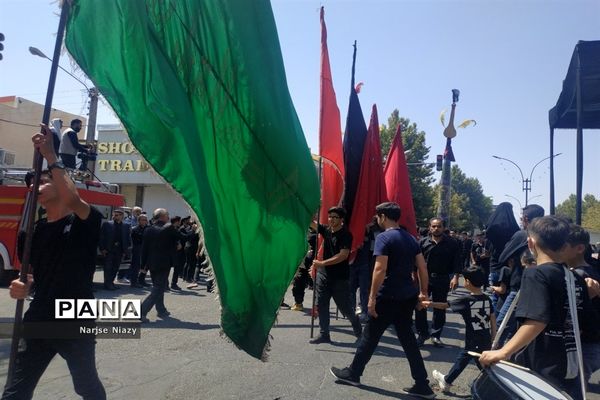 عزاداری مردم کاشمر در روز عاشورای حسینی