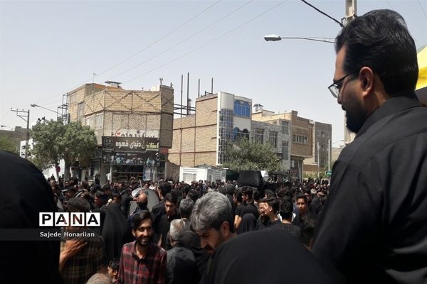 عزاداری مردم کاشمر در روز عاشورای حسینی