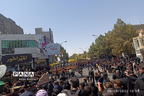 عزاداری مردم کاشمر در روز عاشورای حسینی