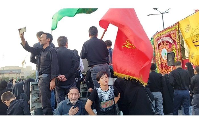 پیام عاشورا ایستادگی در راه دین و تا پای جان ایستادن در مقابل دشمنان است