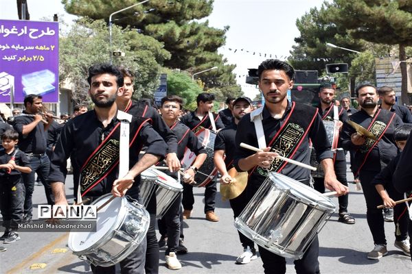 سنت عَلَم‌کشی به یاد علمدار دشت نینوا در تربت حیدریه