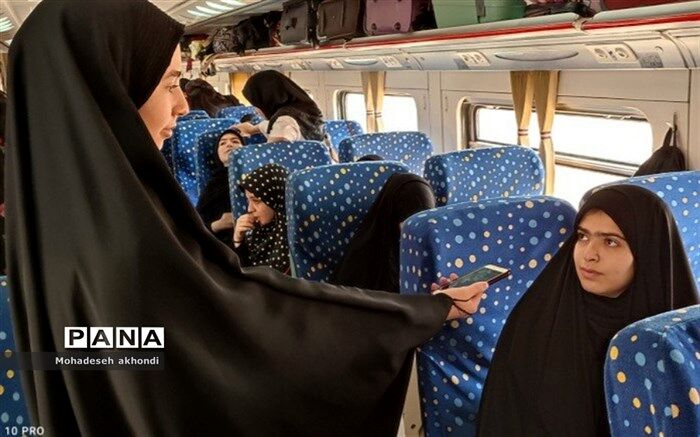 حس و حال عرفانی مسئولان انجمن دانش‌آموزی بهارستان دو در اردوی مشهد/ فیلم