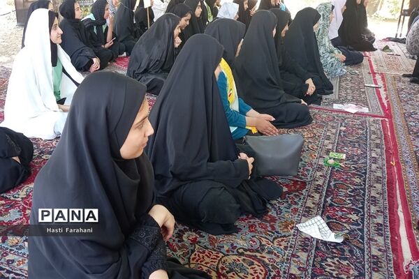 اقامه نماز ظهر در اردوی یاورمربیان پیشتاز شهرستان‌های استان تهران