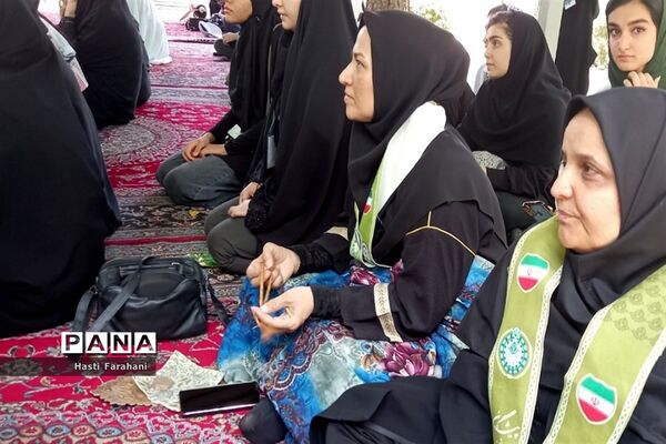 اقامه نماز ظهر در اردوی یاورمربیان پیشتاز شهرستان‌های استان تهران