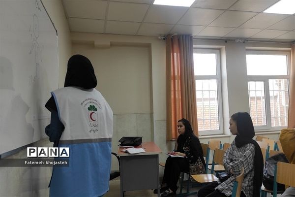 برگزاری کارگاه امداد و نجات در دبیرستان فرهنگ شهرستان قرچک