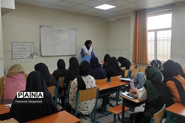 برگزاری کارگاه امداد و نجات در دبیرستان فرهنگ شهرستان قرچک