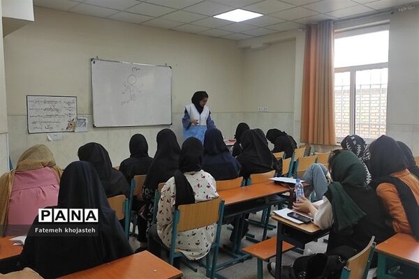 برگزاری کارگاه امداد و نجات در دبیرستان فرهنگ شهرستان قرچک