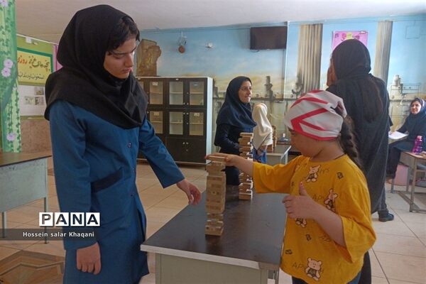 برگزاری کلاس‌های آموزشی ‌بازی‌های فکری رویش در دبستان شهیدان بهاری ‌شیراز
