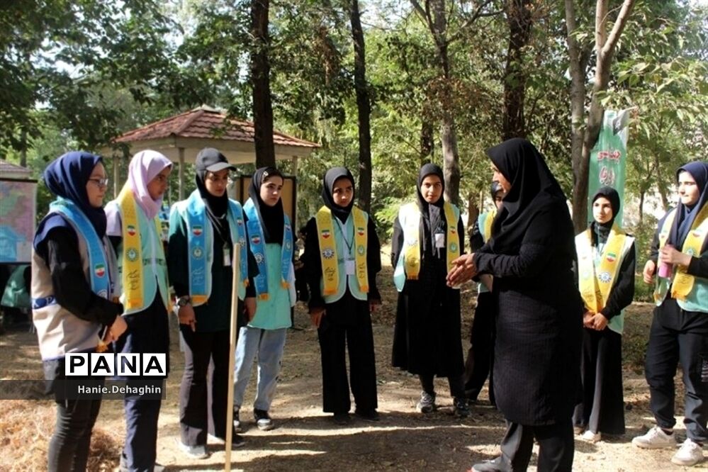 کارگاه جهت‌یابی در اردوی استانی یاورمربیان دختر شهرستان‌های استان تهران