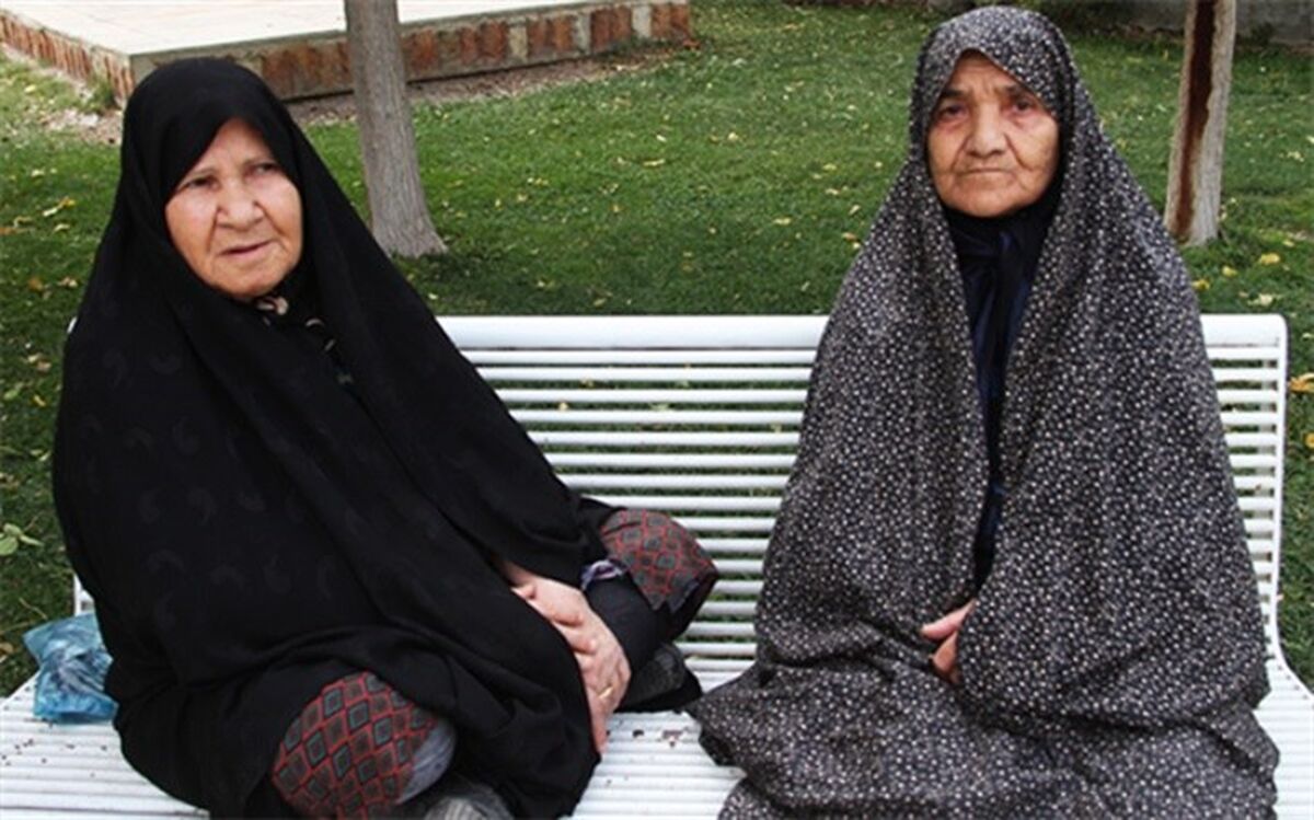 زنان باردار و سالمندان در خانه بمانند