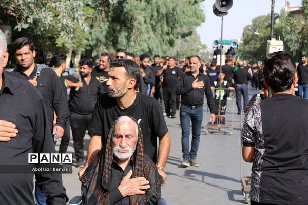 ایستگاه‌های صلواتی و حضور نوجوانان در دسته های عزاداری محرم