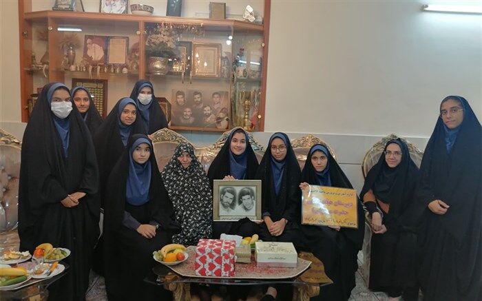 دیدار دانش آموزان مدرسه حضرت مریم (س)  ناحیه ۶ اصفهان با خانواده شهید حمید رضا عباسی