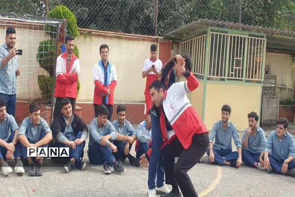 مانور عملیاتی‌ پدافند غیرعامل در دبیرستان شاهد پسرانه متوسطه دوم محمود‌آباد