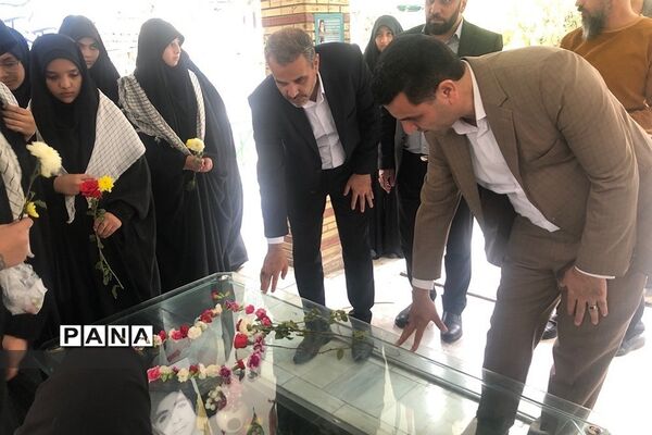 حضور مدیرآموزش و پرورش ناحیه دو  شهرری بر سر مزار شهید حسین فهمیده