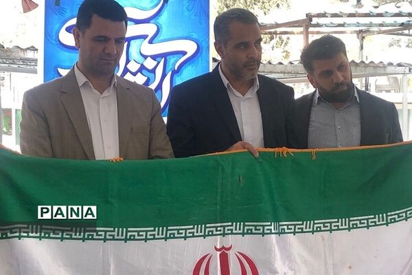 حضور مدیرآموزش و پرورش ناحیه دو  شهرری بر سر مزار شهید حسین فهمیده