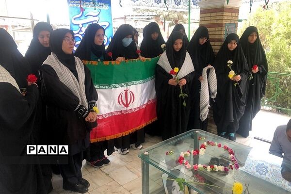 حضور مدیرآموزش و پرورش ناحیه دو  شهرری بر سر مزار شهید حسین فهمیده