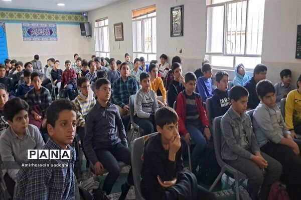 دانش‌آموزان مدرسه البرز به مشاهده مستند شهید صدرزاده نشستند