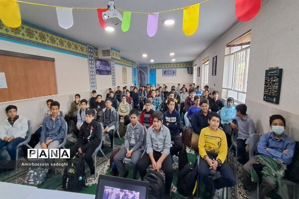 دانش‌آموزان مدرسه البرز به مشاهده مستند شهید صدرزاده نشستند