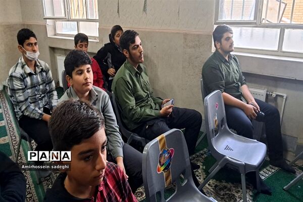 دانش‌آموزان مدرسه البرز به مشاهده مستند شهید صدرزاده نشستند
