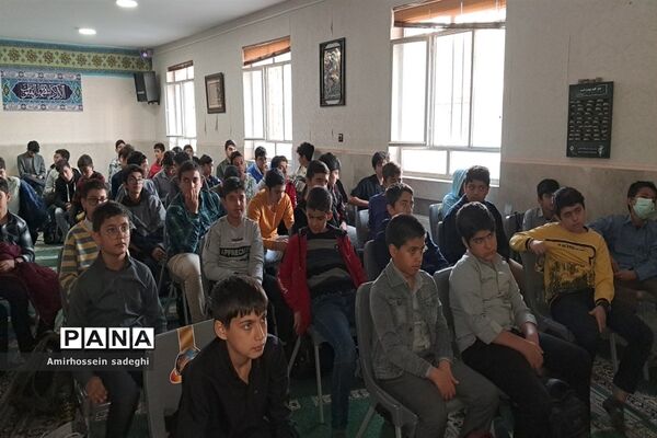 دانش‌آموزان مدرسه البرز به مشاهده مستند شهید صدرزاده نشستند