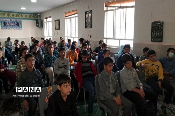 دانش‌آموزان مدرسه البرز به مشاهده مستند شهید صدرزاده نشستند