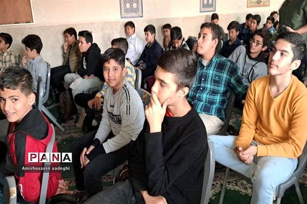 دانش‌آموزان مدرسه البرز به مشاهده مستند شهید صدرزاده نشستند