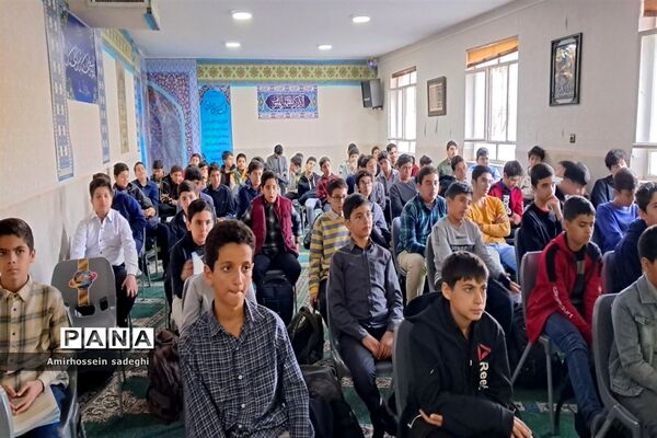 دانش‌آموزان مدرسه البرز به مشاهده مستند شهید صدرزاده نشستند