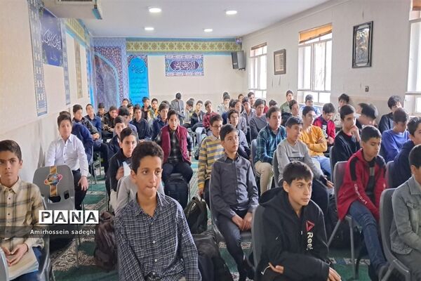 دانش‌آموزان مدرسه البرز به مشاهده مستند شهید صدرزاده نشستند