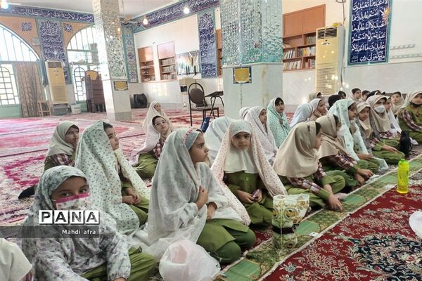 آشنایی دانش‌آموزان دبستان شاهد حریت بهبهان با آداب حضور در مسجد