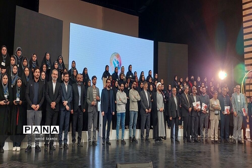 مراسم تجلیل از ۱۵ دانش‌آموز دختر منتخب جشنواره فرهنگی هنری امیدفرداخراسان شمالی