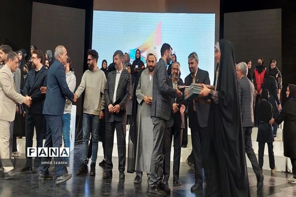 مراسم تجلیل از ۱۵ دانش‌آموز دختر منتخب جشنواره فرهنگی هنری امیدفرداخراسان شمالی