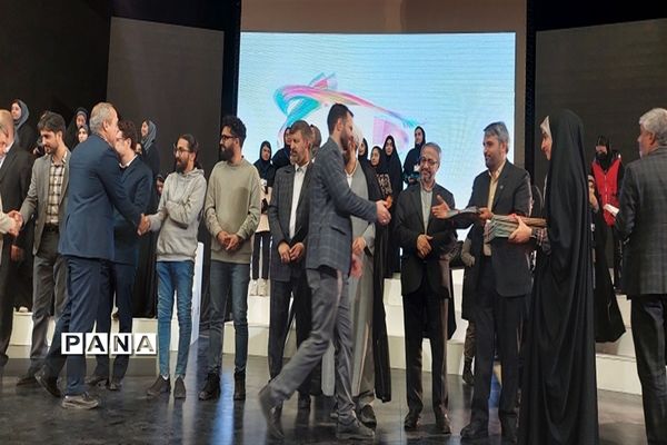 مراسم تجلیل از ۱۵ دانش‌آموز دختر منتخب جشنواره فرهنگی هنری امیدفرداخراسان شمالی