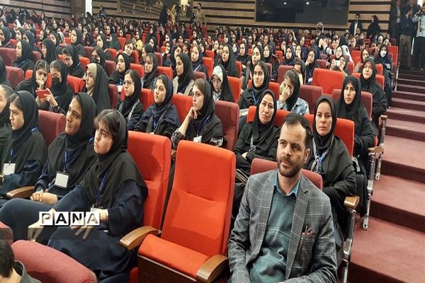 مراسم تجلیل از ۱۵ دانش‌آموز دختر منتخب جشنواره فرهنگی هنری امیدفرداخراسان شمالی