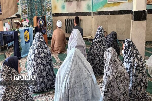 برگزاری نماز جماعت در هنرستان بلیغ و معرفت شهرستان فیروزکوه