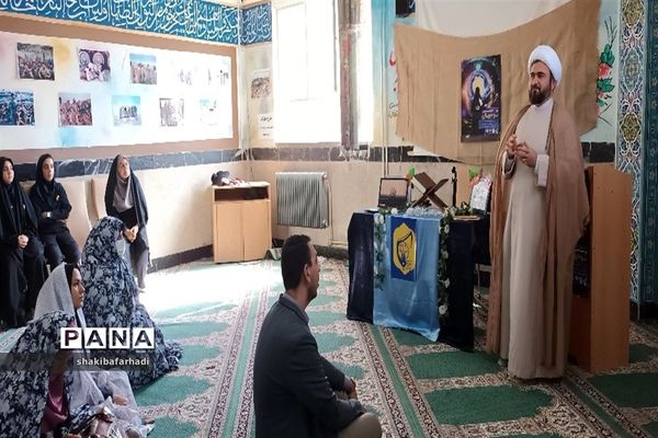 برگزاری نماز جماعت در هنرستان بلیغ و معرفت شهرستان فیروزکوه