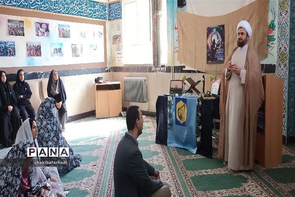 برگزاری نماز جماعت در هنرستان بلیغ و معرفت شهرستان فیروزکوه