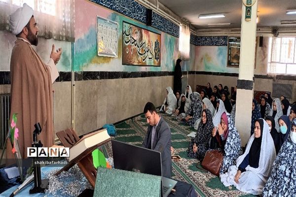 برگزاری نماز جماعت در هنرستان بلیغ و معرفت شهرستان فیروزکوه