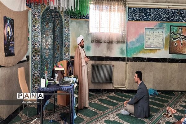 برگزاری نماز جماعت در هنرستان بلیغ و معرفت شهرستان فیروزکوه