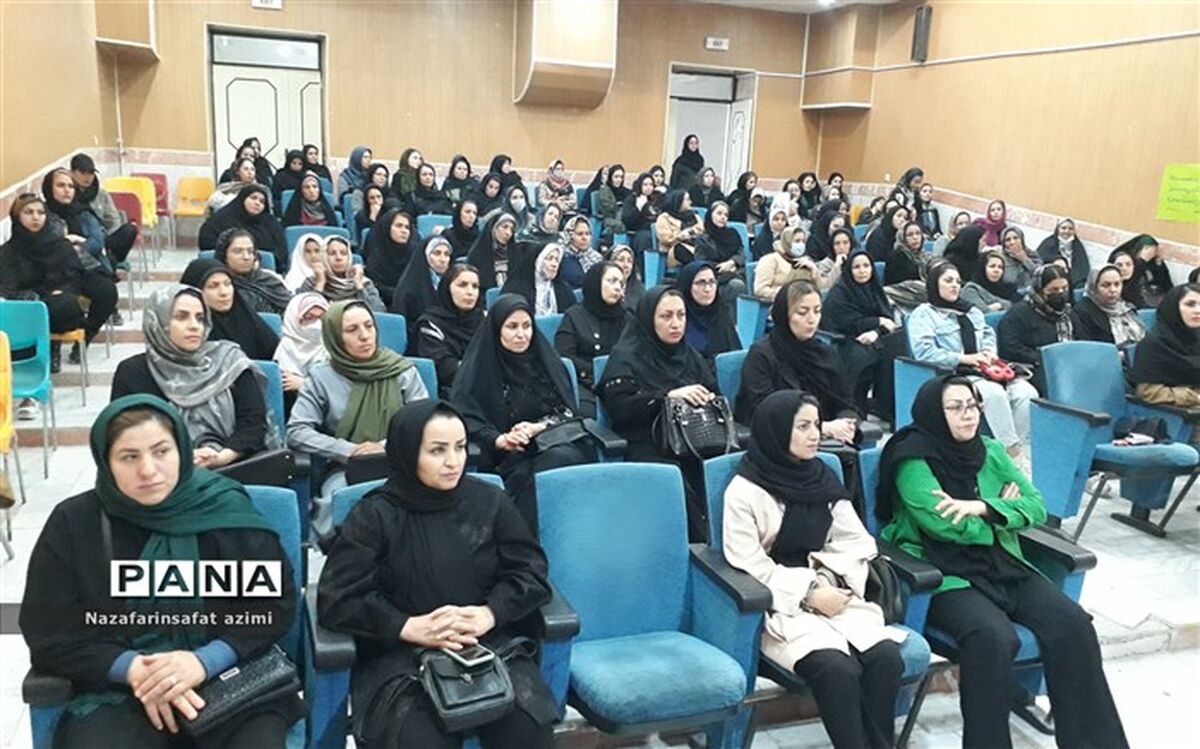 انتخابات انجمن اولیا و مربیان دبستان یزدی در سالن کانون سمیه شهرستان شیروان برگزار شد /فیلم