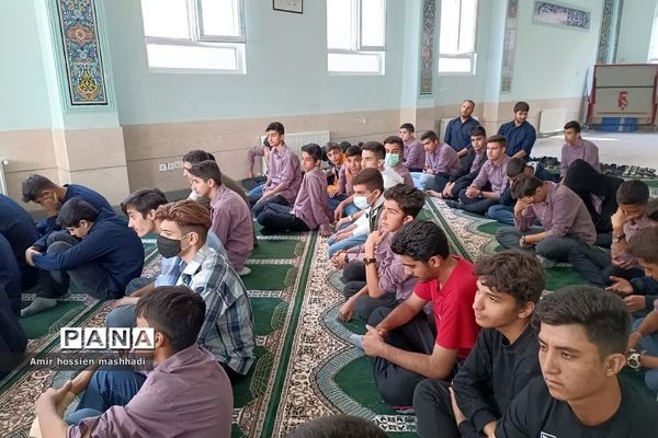 نشست صمیمی امام‌جمعه رودهن با دانش‌آموزان دبیرستان ابن‌سینا رودهن