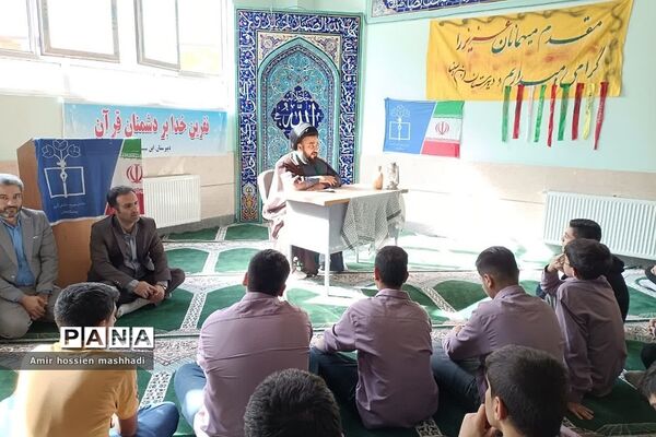 نشست صمیمی امام‌جمعه رودهن با دانش‌آموزان دبیرستان ابن‌سینا رودهن