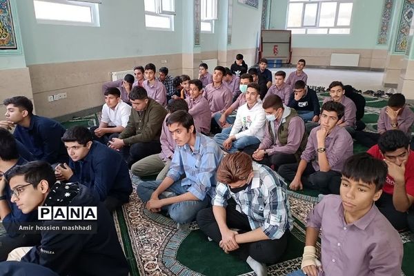 نشست صمیمی امام‌جمعه رودهن با دانش‌آموزان دبیرستان ابن‌سینا رودهن