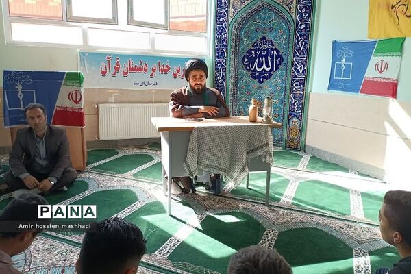 نشست صمیمی امام‌جمعه رودهن با دانش‌آموزان دبیرستان ابن‌سینا رودهن
