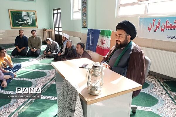 نشست صمیمی امام‌جمعه رودهن با دانش‌آموزان دبیرستان ابن‌سینا رودهن