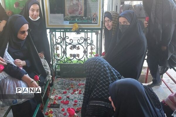 زیارت مزار شهید حسین فهمیده  به مناسبت روز بسیج دانش‌آموزی ناحیه 2 ری