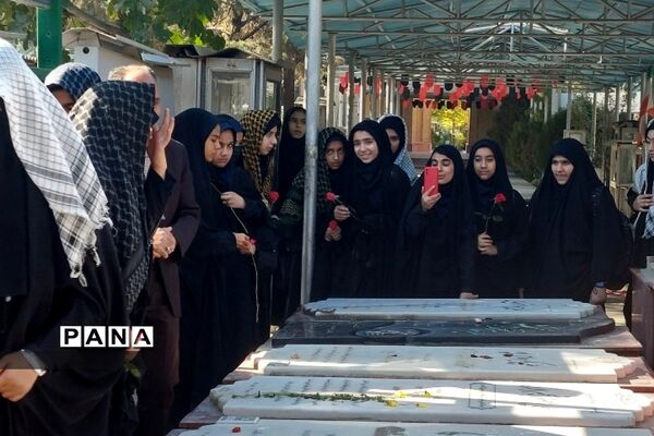 زیارت مزار شهید حسین فهمیده  به مناسبت روز بسیج دانش‌آموزی ناحیه 2 ری